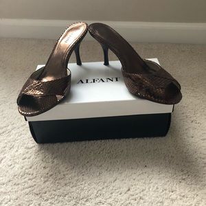 ALFANI Bronze Slip On Heels! 💗 NEW!!!